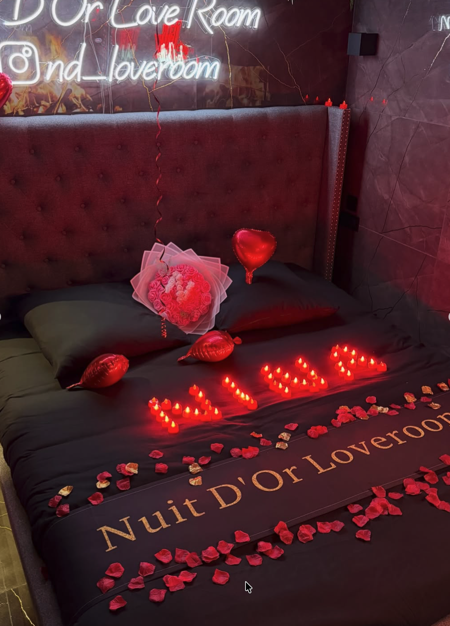 La chambre de Nuit d’Or éclairée à la bougie